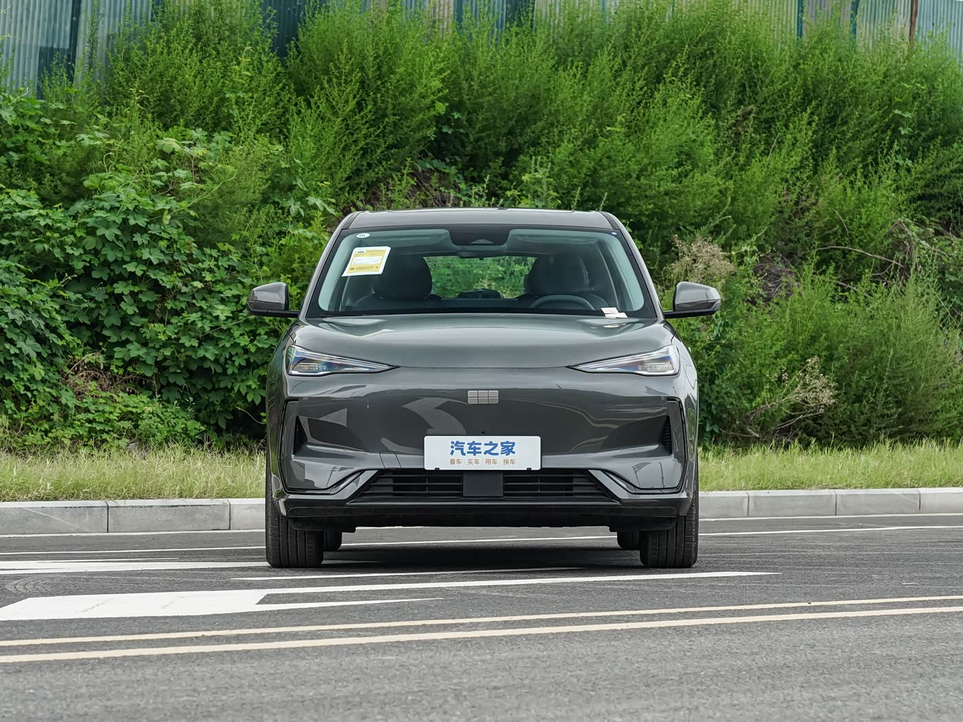 Geely EX5 — вид спереди