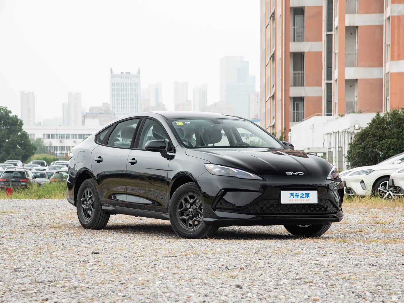 BYD Seal 05 DM-i — передний ракурс справа