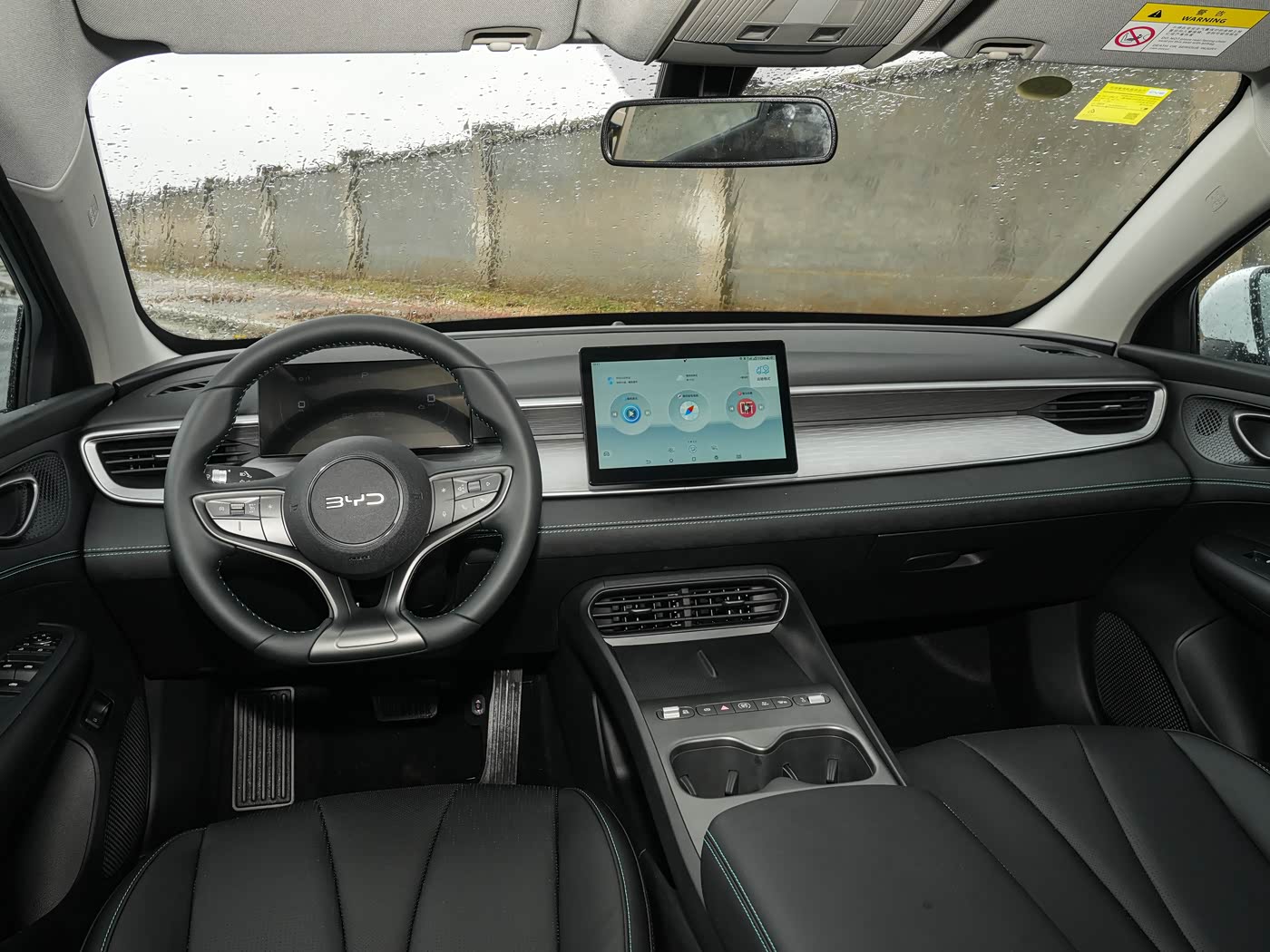 BYD Seal 05 DM-i — интерьер и передние сиденья
