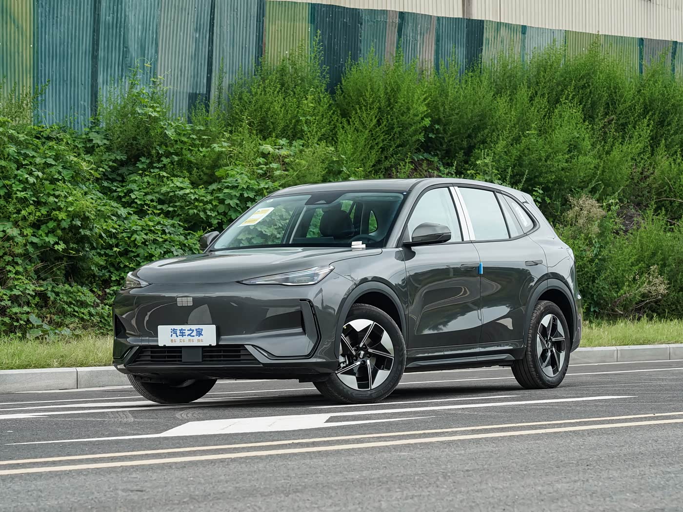 Geely EX5 — передний ракурс слева