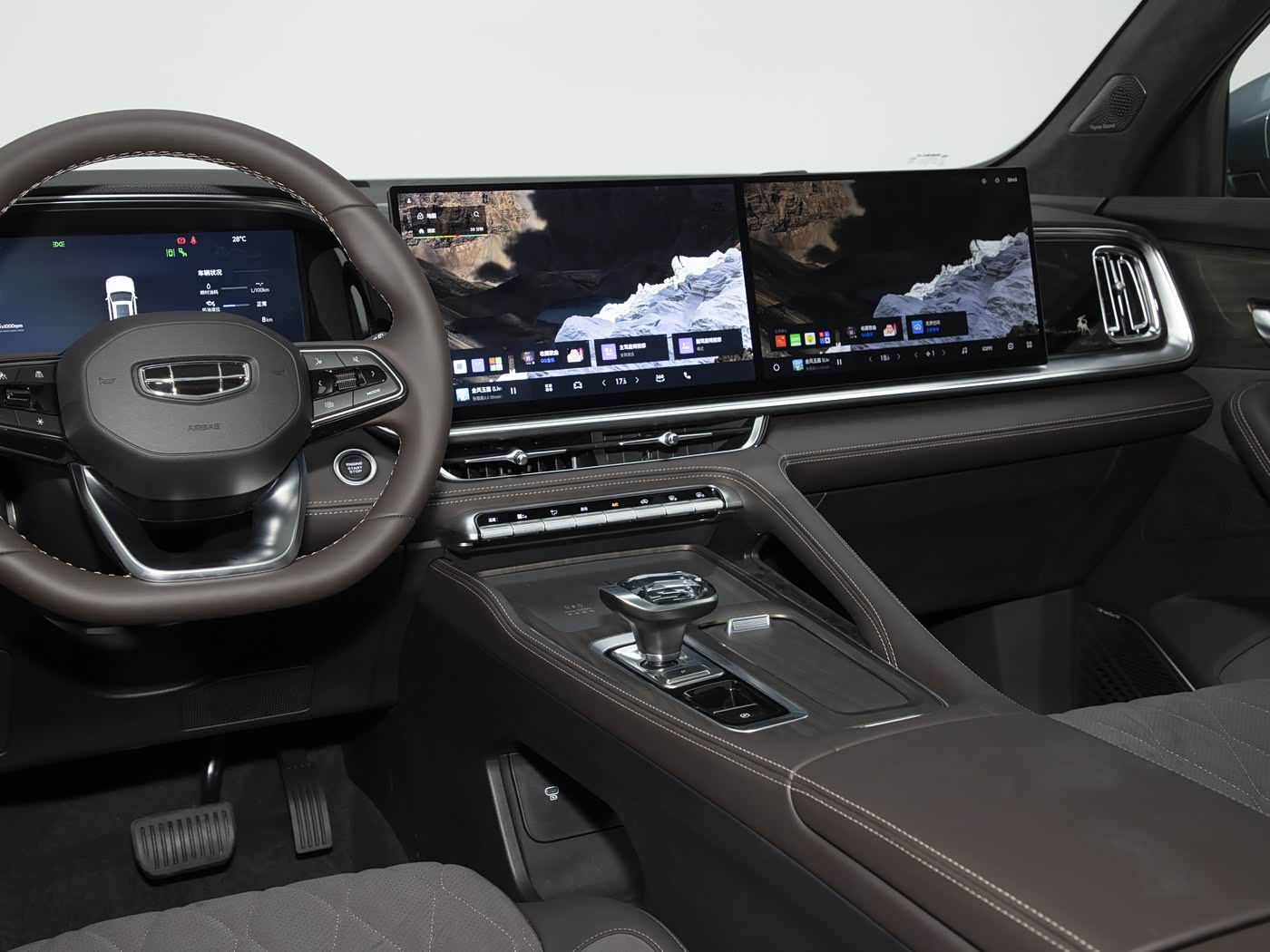 Geely Monjaro 2026 — салон, передняя панель