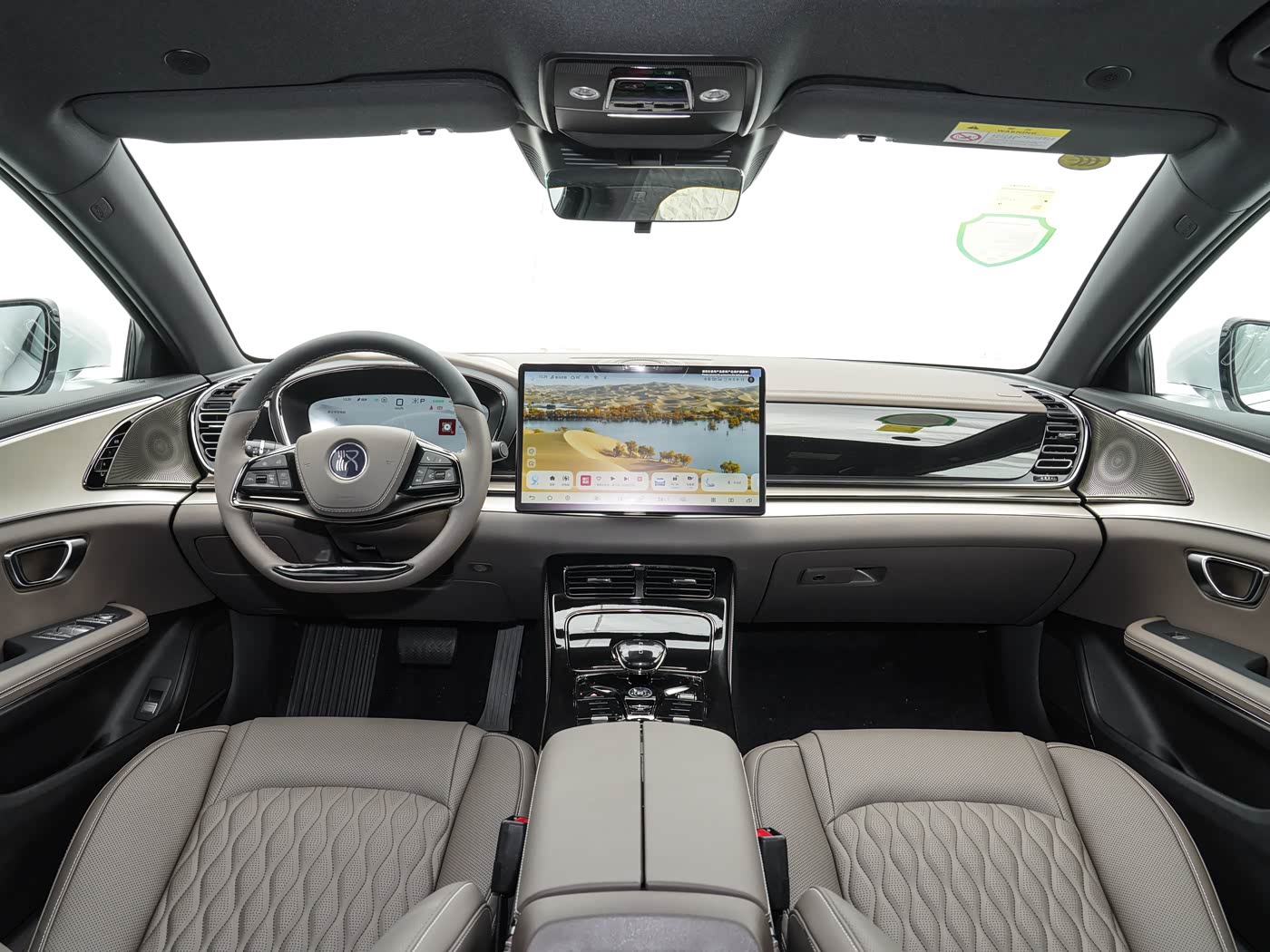 BYD Han EV 2025 — салон, общий вид передней панели и сидений