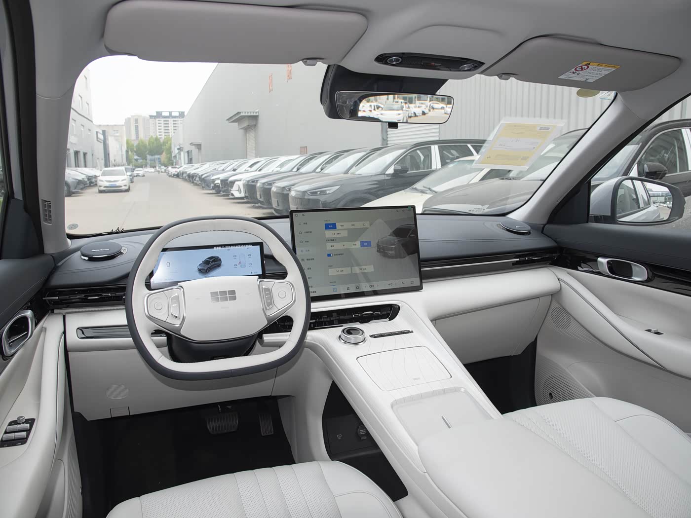 Geely EX5 — интерьер с панорамным обзором