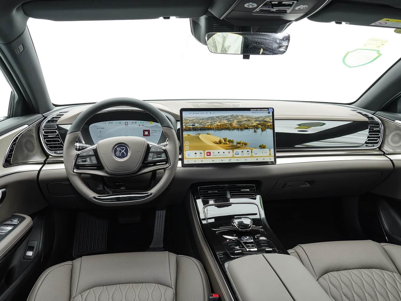 BYD Han EV 2025 — салон, передняя панель со стороны пассажира