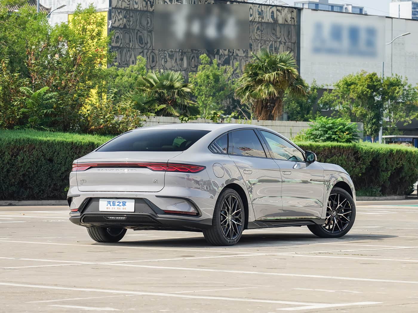 BYD Han EV 2025 — задний ракурс справа