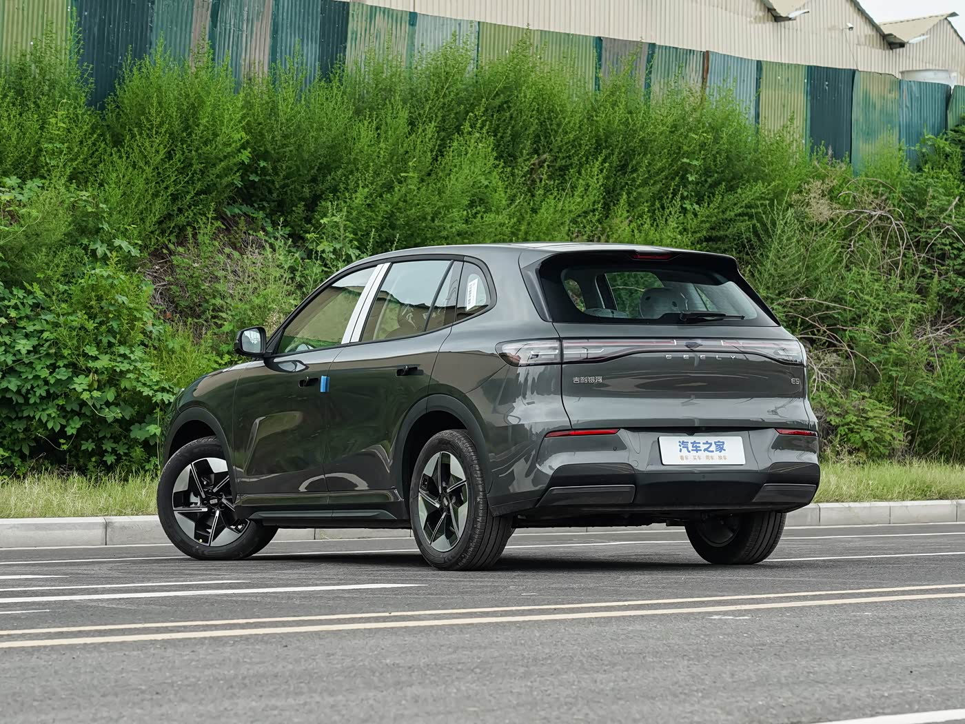 Geely EX5 — задний ракурс слева