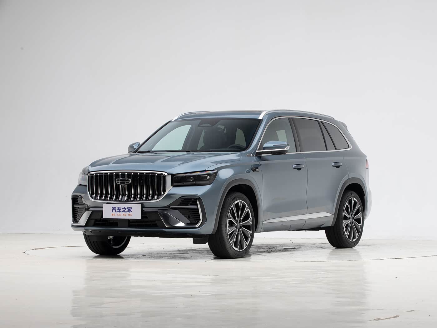 Geely Monjaro 2026 — вид спереди слева