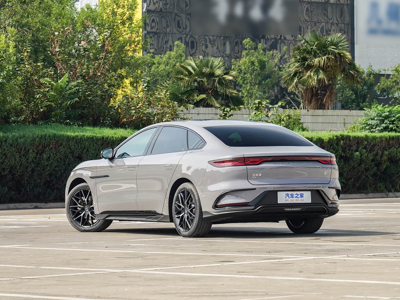 BYD Han EV 2025 — задний ракурс слева
