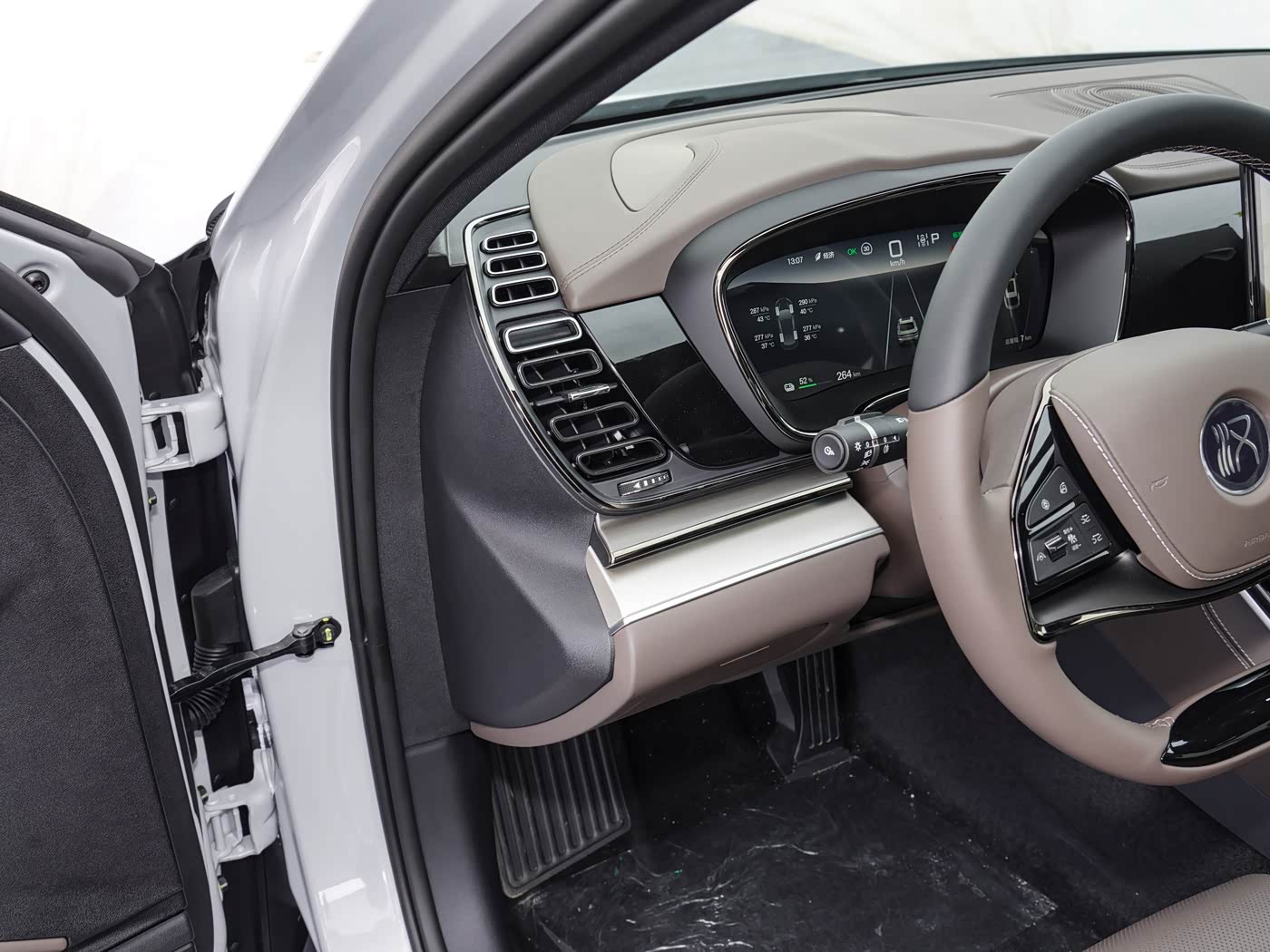 BYD Han EV 2025 — салон, приборная панель и органы управления