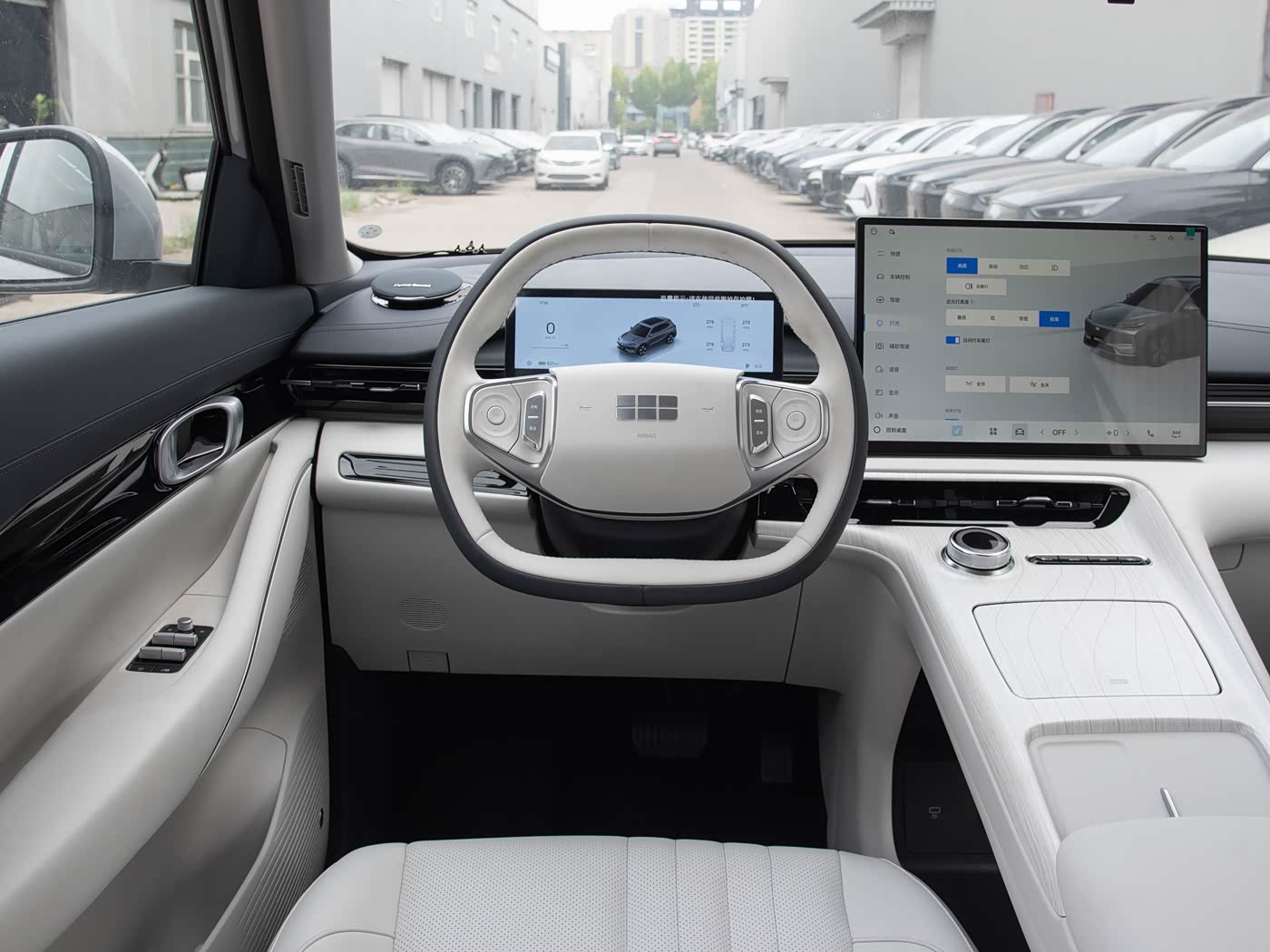 Geely EX5 — водительское место и два дисплея