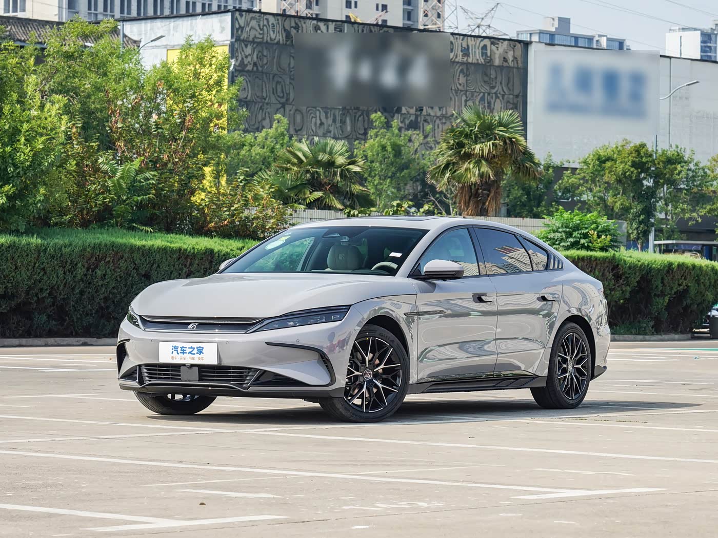 BYD Han EV 2025 — передний ракурс слева