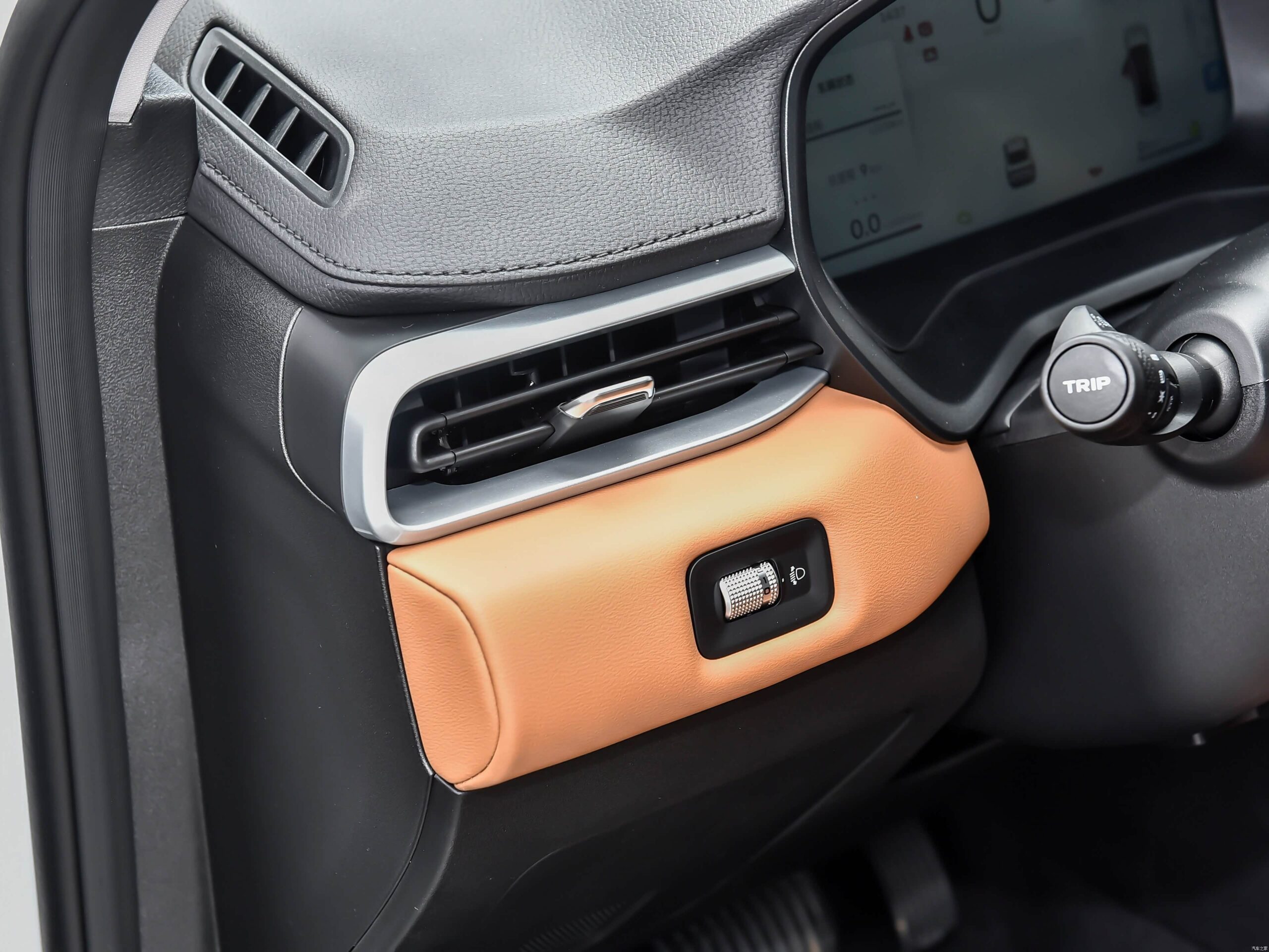 Geely Emgrand 2025 IV поколения 1.5L CVT — салон, фото 6