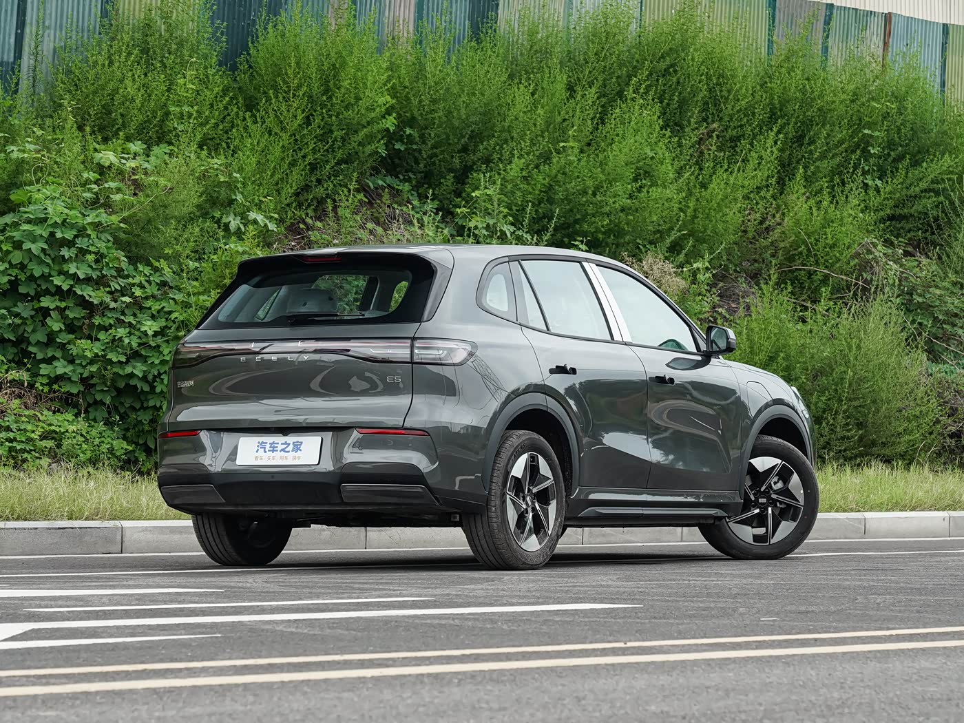 Geely EX5 — задний ракурс справа