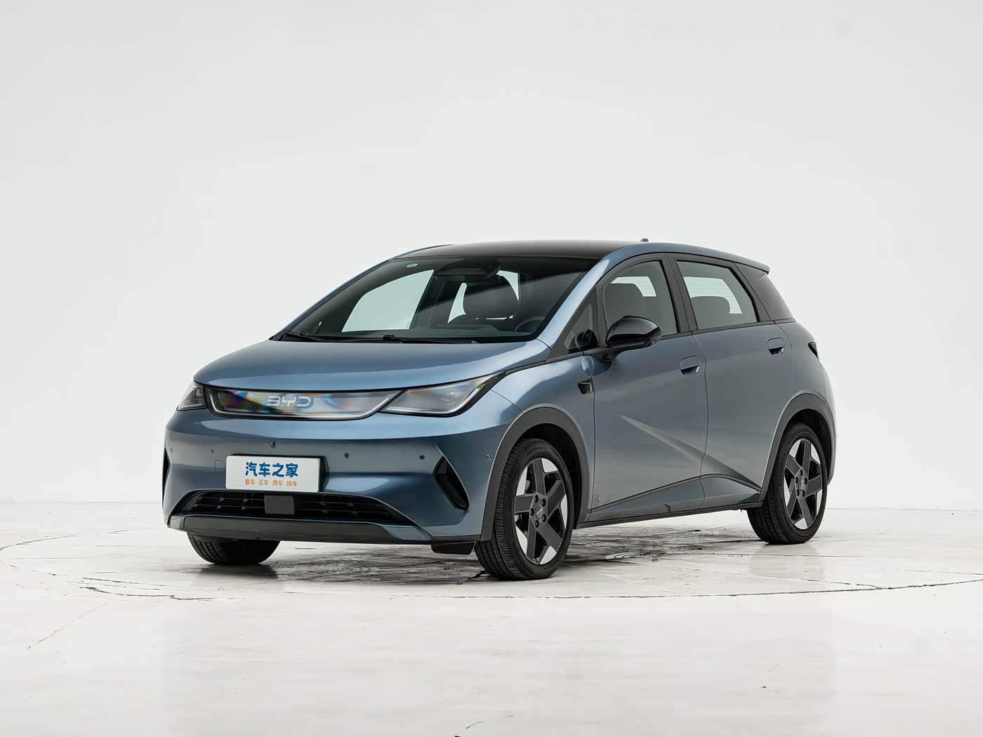 BYD Dolphin — передний ракурс слева