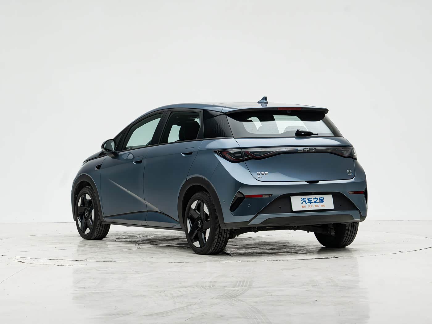 BYD Dolphin — задний ракурс слева