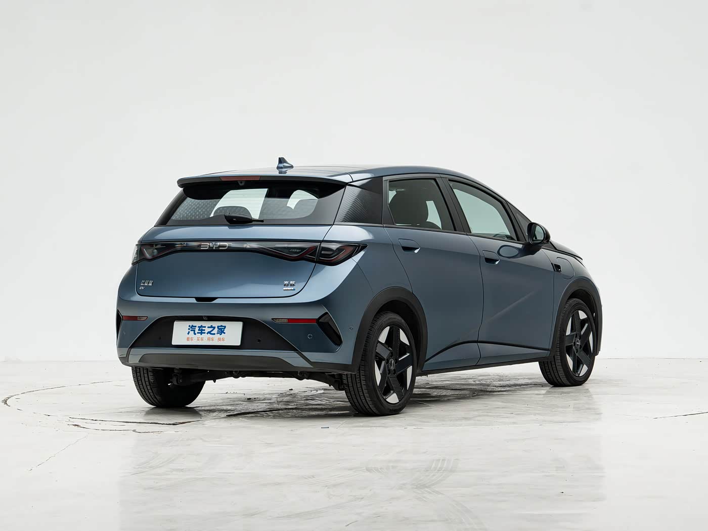 BYD Dolphin — задний ракурс справа