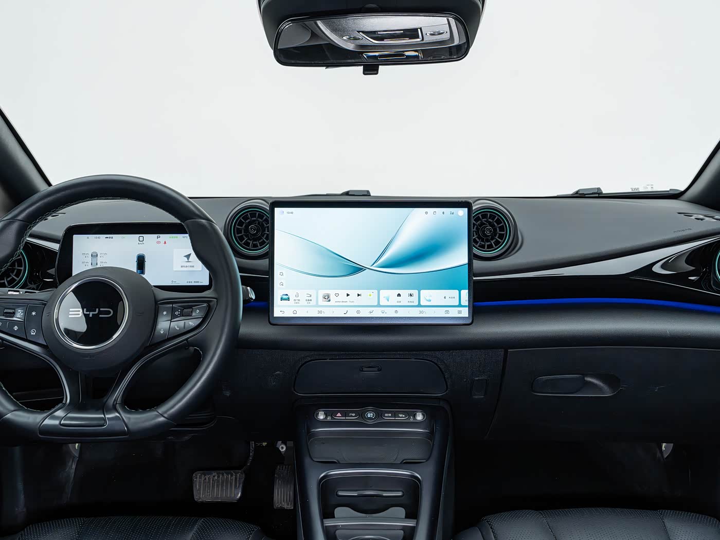 BYD Dolphin — водительское место и центральный дисплей