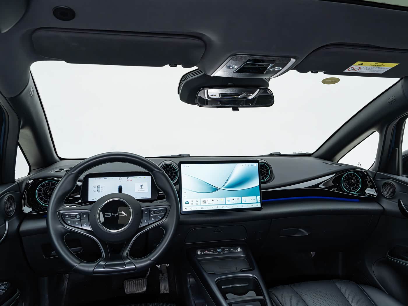 BYD Dolphin — мультимедиа и центральная консоль