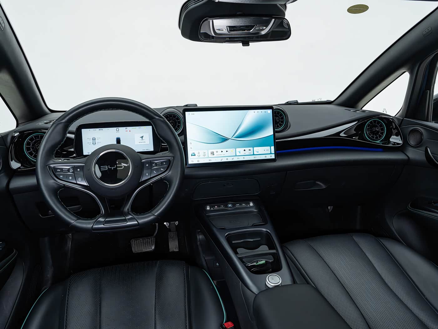 BYD Dolphin — передняя панель со стороны пассажира