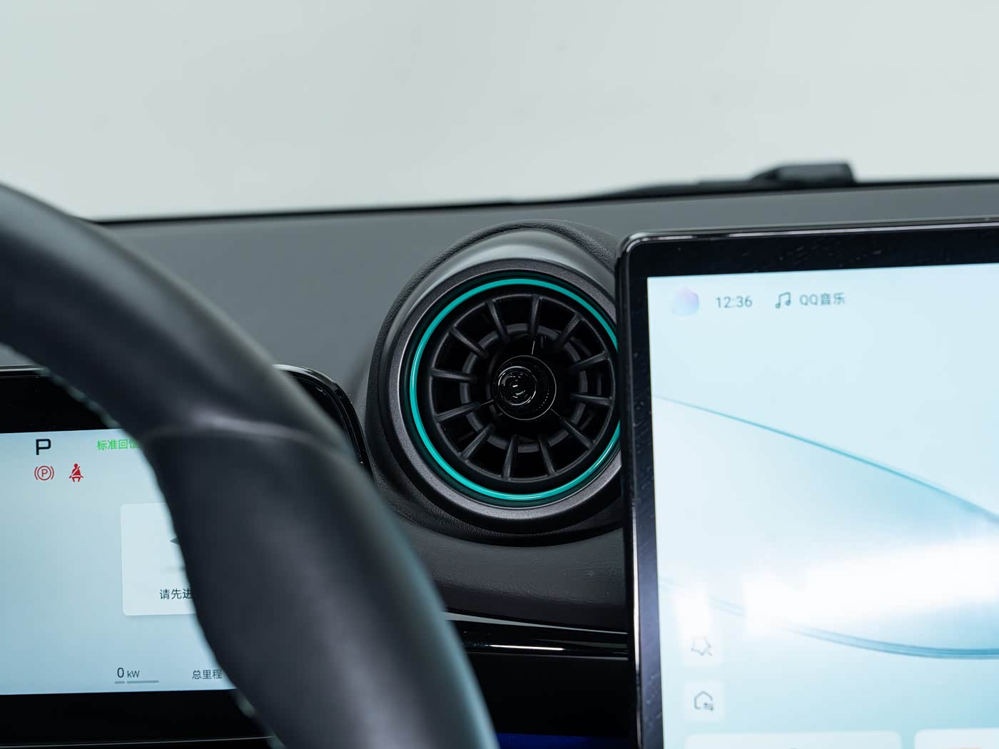 BYD Dolphin — интерьер и передние сиденья
