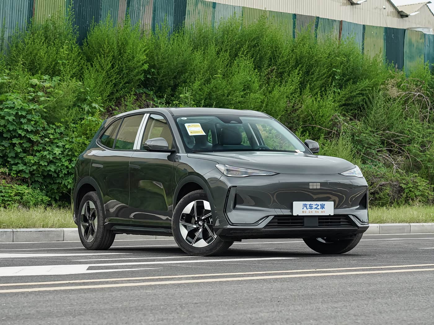 Geely EX5 — передний ракурс справа