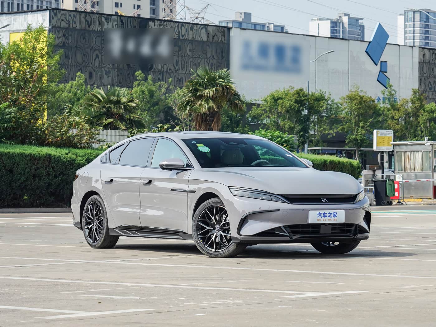 BYD Han EV 2025 — передний ракурс справа
