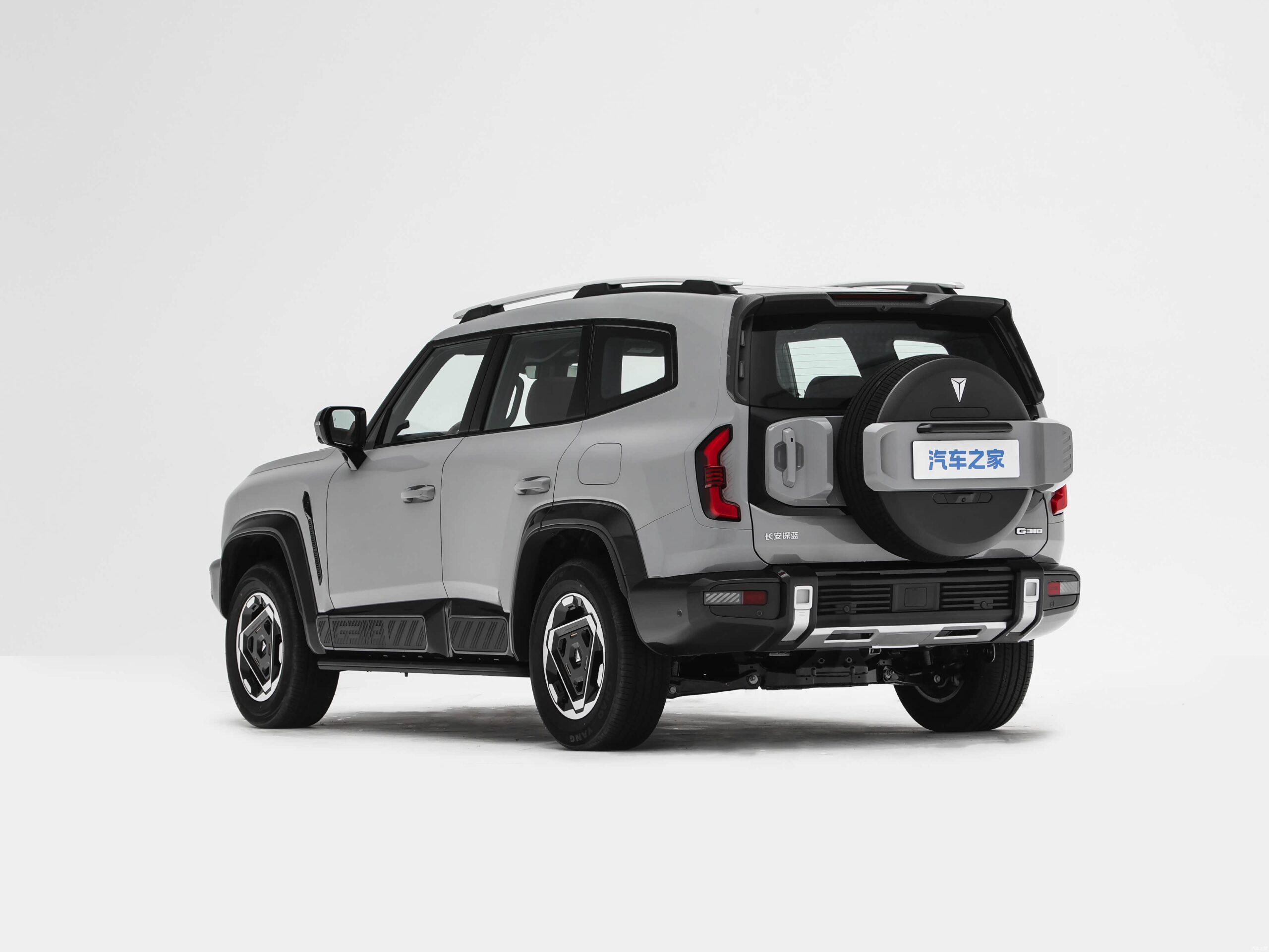 Белый Deepal G318 2026 — задний ракурс с запасным колесом