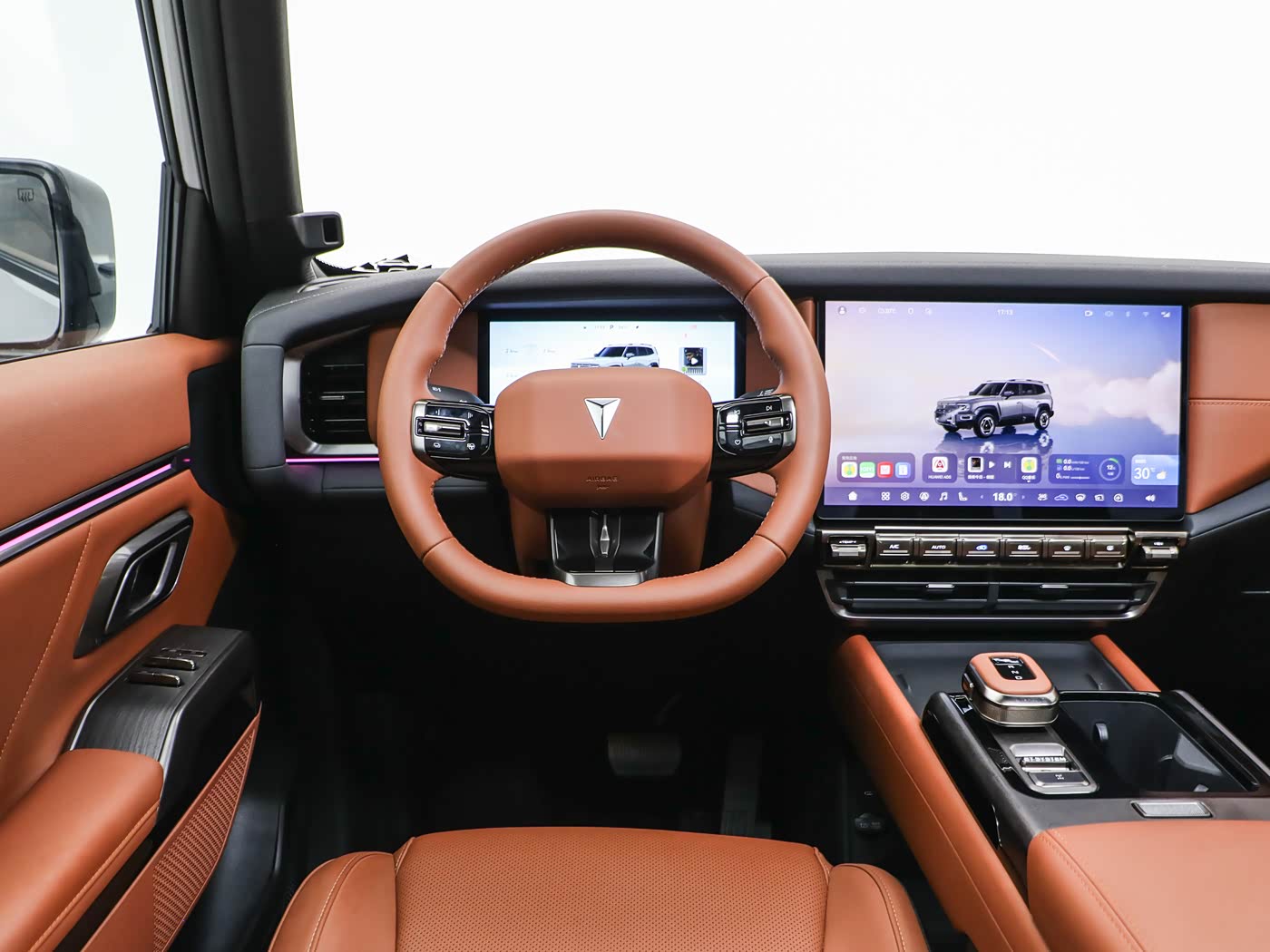 Deepal G318 — передняя панель, дисплей мультимедиа и передние сиденья