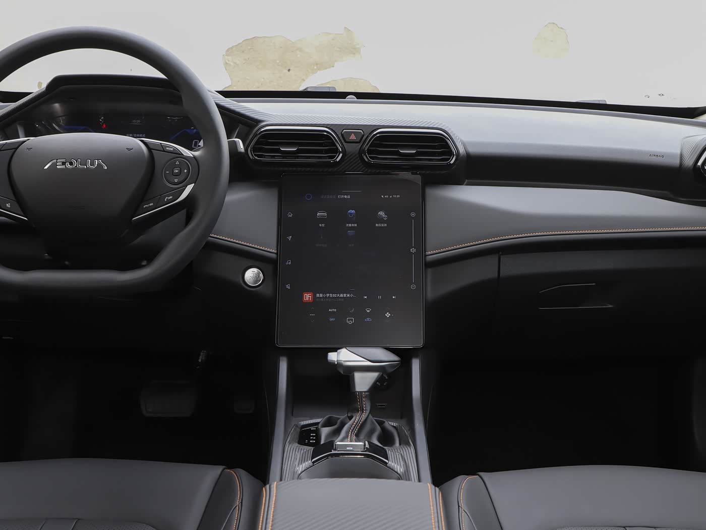 Салон Dongfeng Shine 2025 — рулевое колесо, экран и селектор коробки