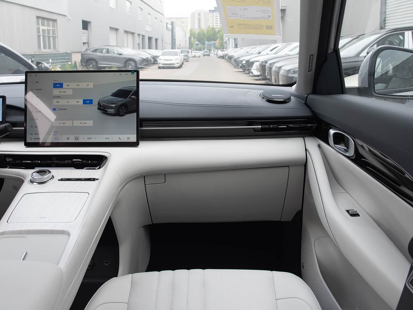 Geely EX5 — передняя панель со стороны пассажира
