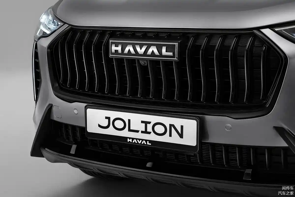 Haval Jolion 2024 — автомобиль в движении, передний ракурс