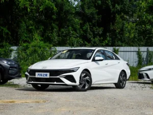 Hyundai Elantra — передний ракурс слева