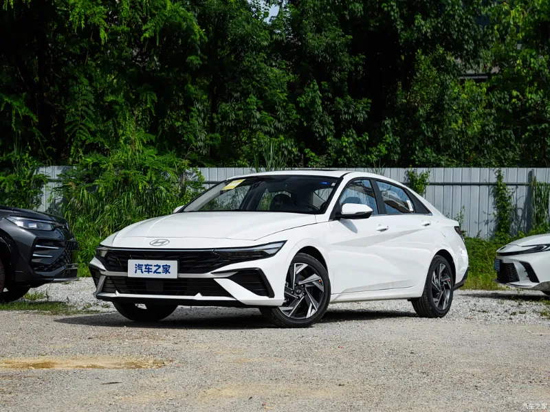Hyundai Elantra — передний ракурс слева