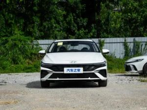 Hyundai Elantra — вид спереди