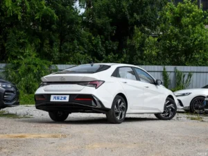 Hyundai Elantra — ракурс сзади справа