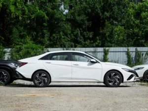 Hyundai Elantra — вид сбоку справа