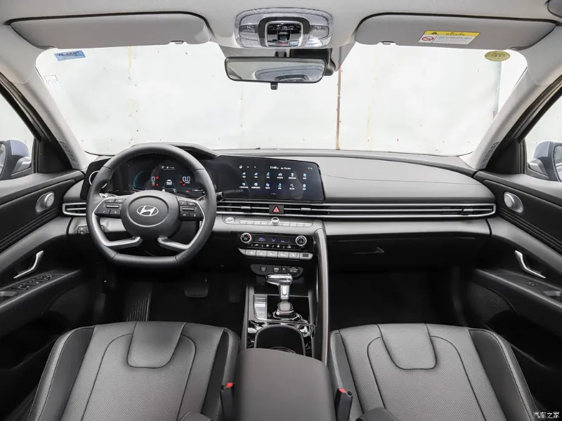 Hyundai Elantra — передняя панель и мультимедиа, фото 1