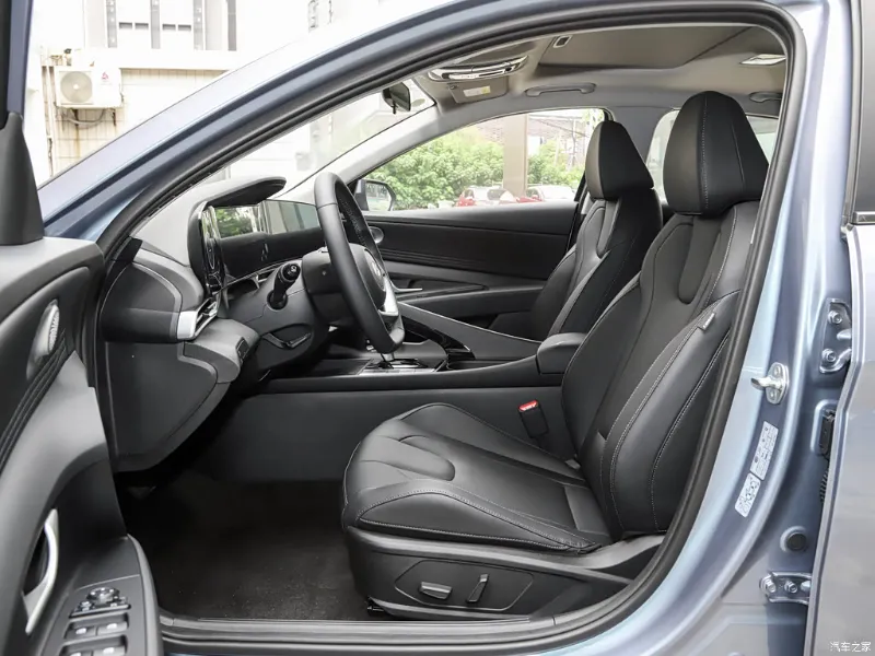 Hyundai Elantra — сиденья, фото 1