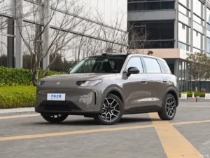 Leapmotor A10 — передний ракурс слева