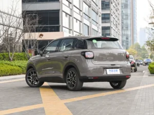 Leapmotor A10 — ракурс сзади слева