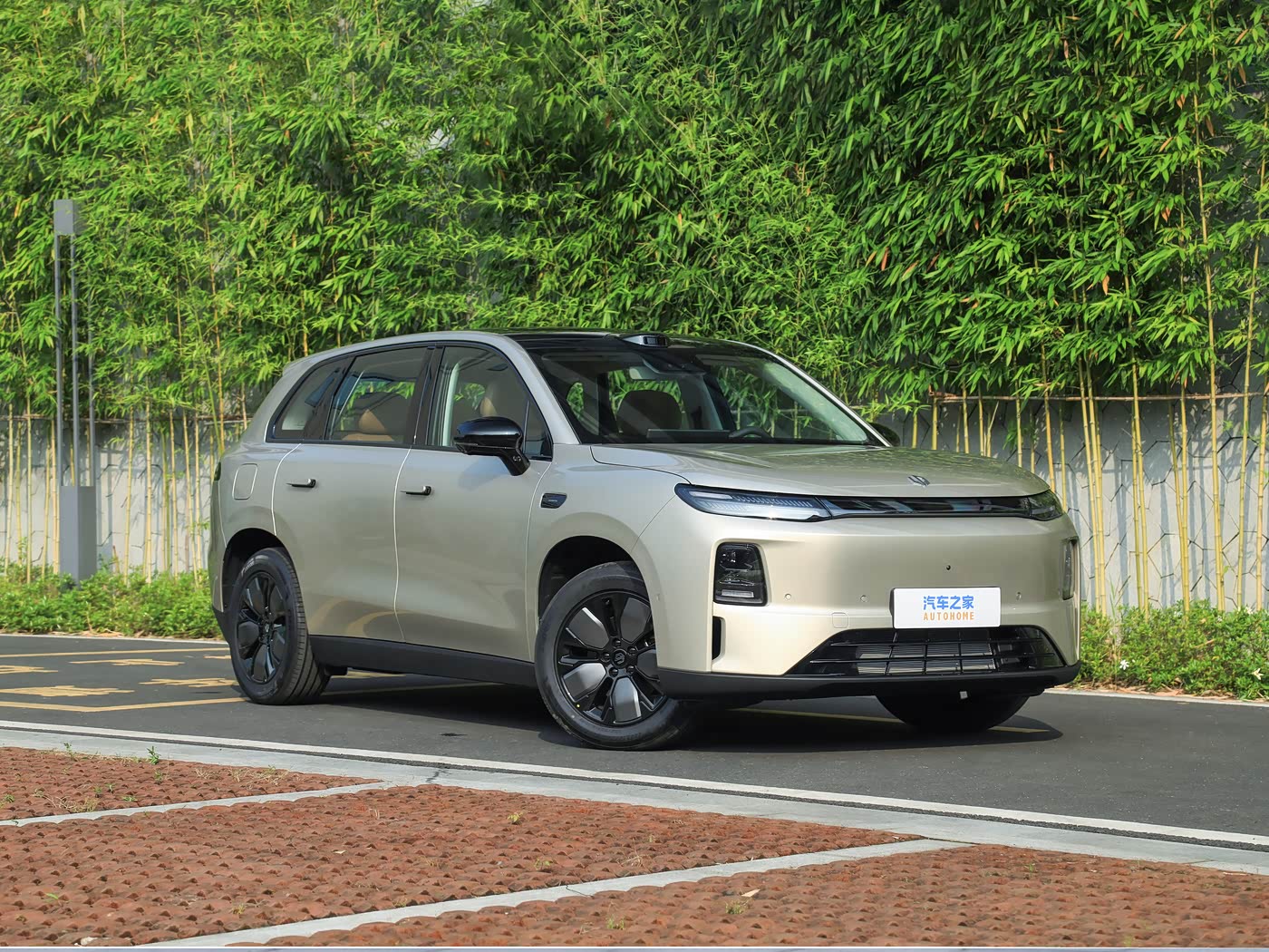 Leapmotor C10 — передний ракурс справа