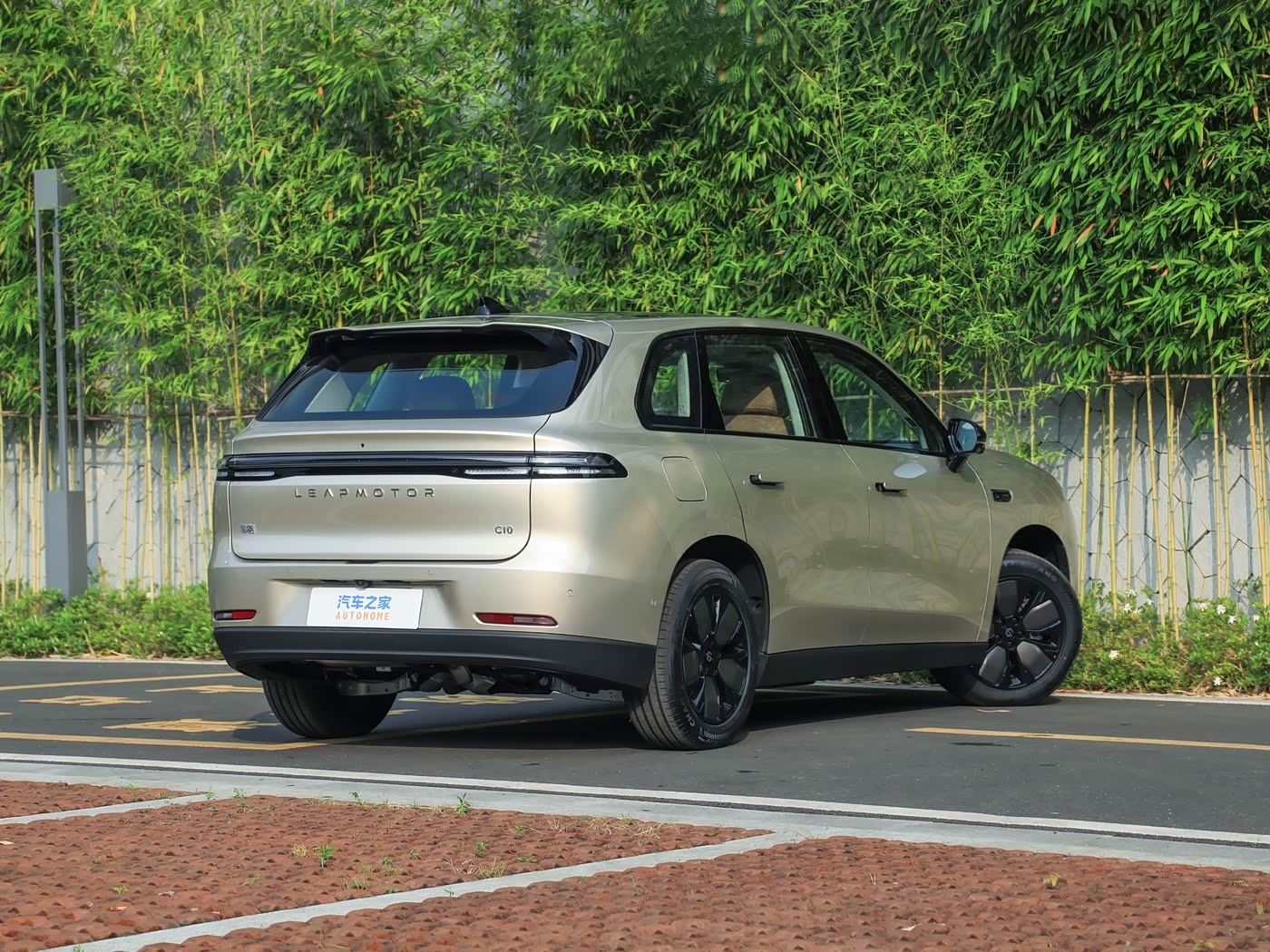 Leapmotor C10 — задний ракурс справа