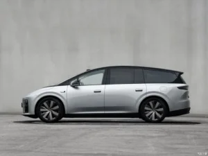 Li Auto i8 — вид сбоку