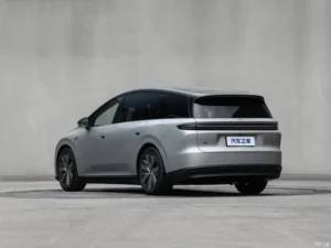Li Auto i8 — ракурс сзади слева