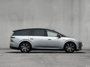 Li Auto i8 — вид сбоку справа