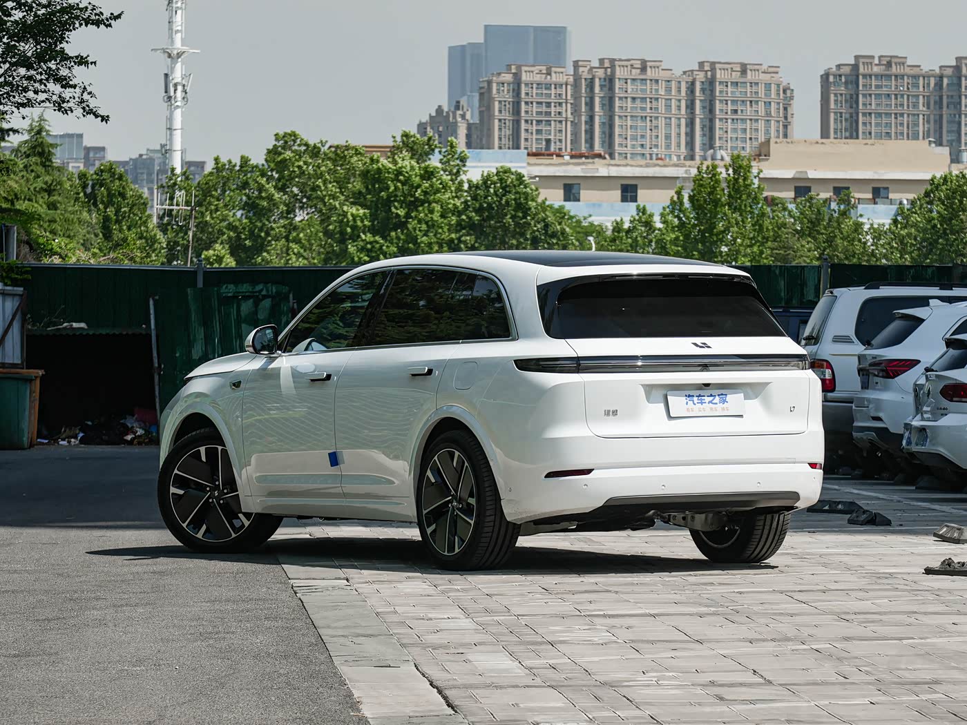 Li Auto L7 — задний ракурс слева