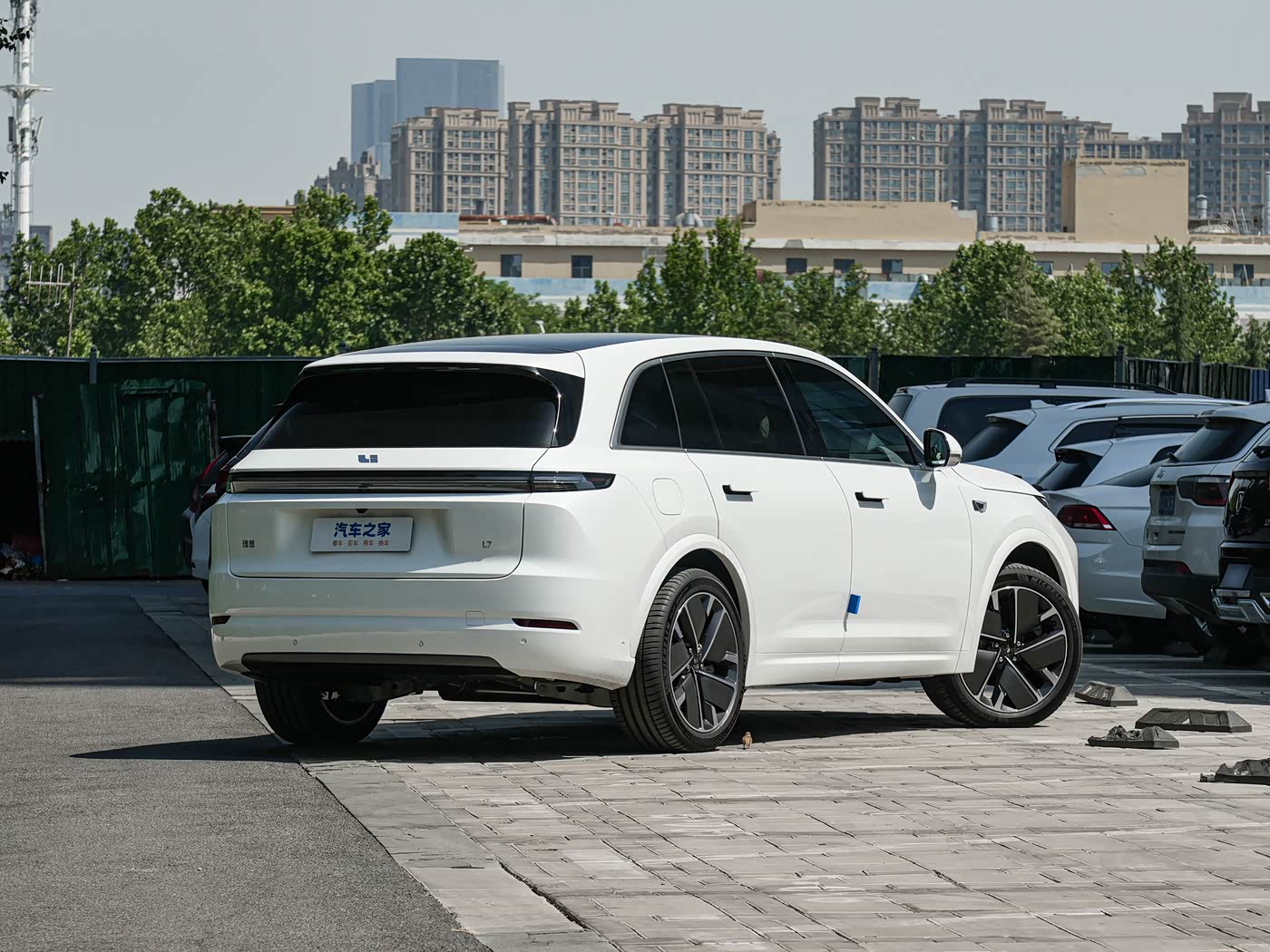 Li Auto L7 — задний ракурс справа