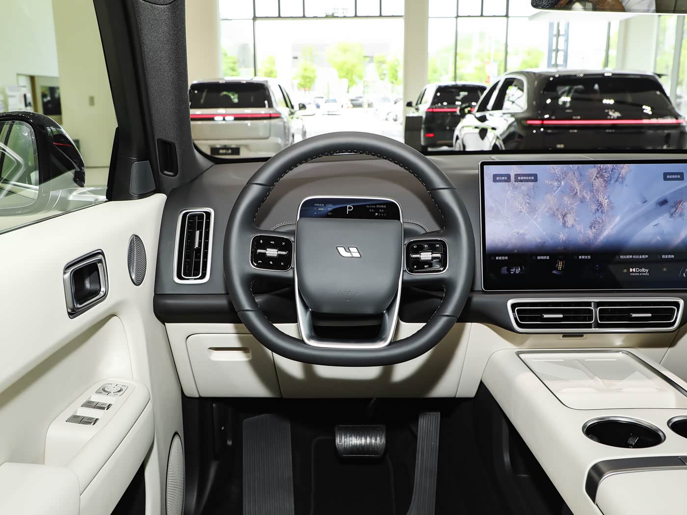 Li Auto L7 — водительское место и центральный дисплей