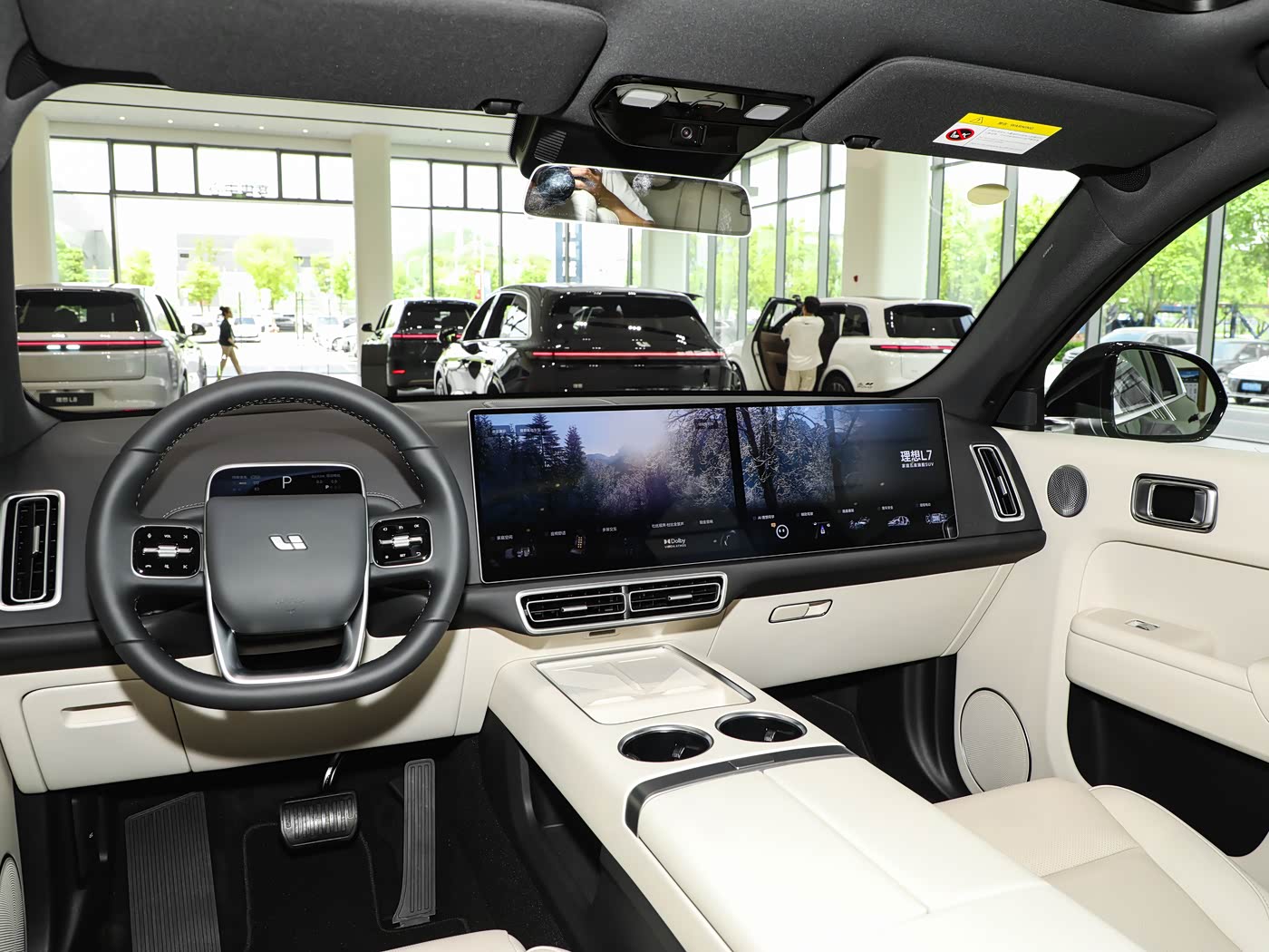 Li Auto L7 — интерьер и передние сиденья