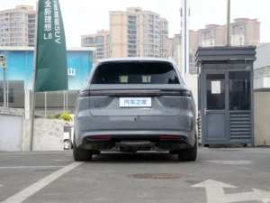 Li Auto L8 — вид сзади